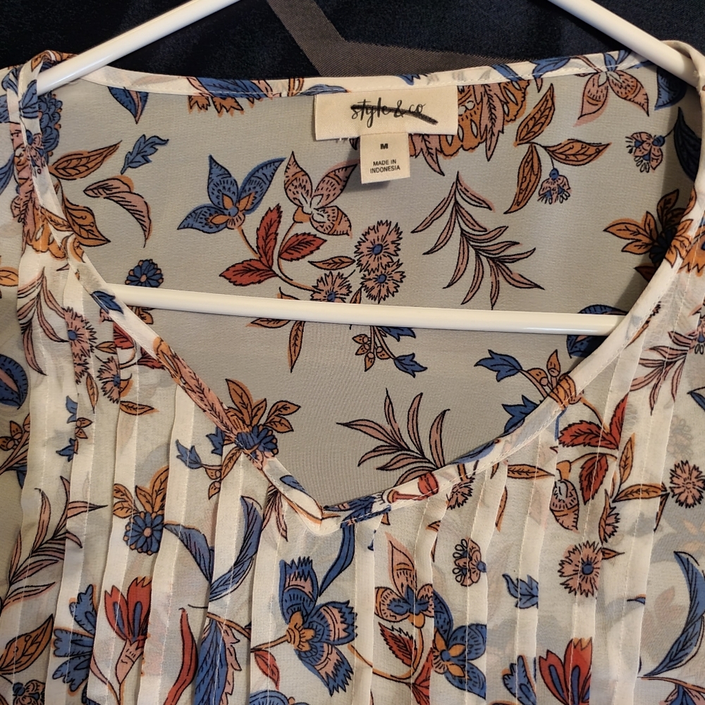 Ladies Style & Company top, multicolored, size M.